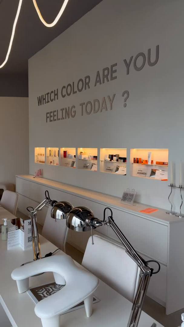 Neon .THE REST RITUALS w salonie