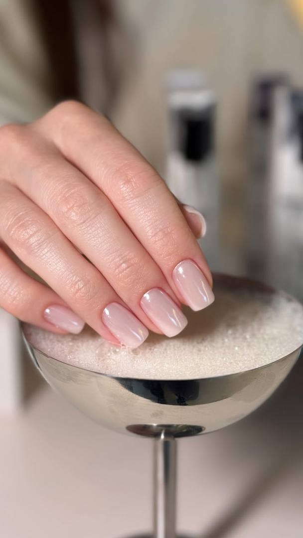 Manicure hybrydowy — efekt glazed